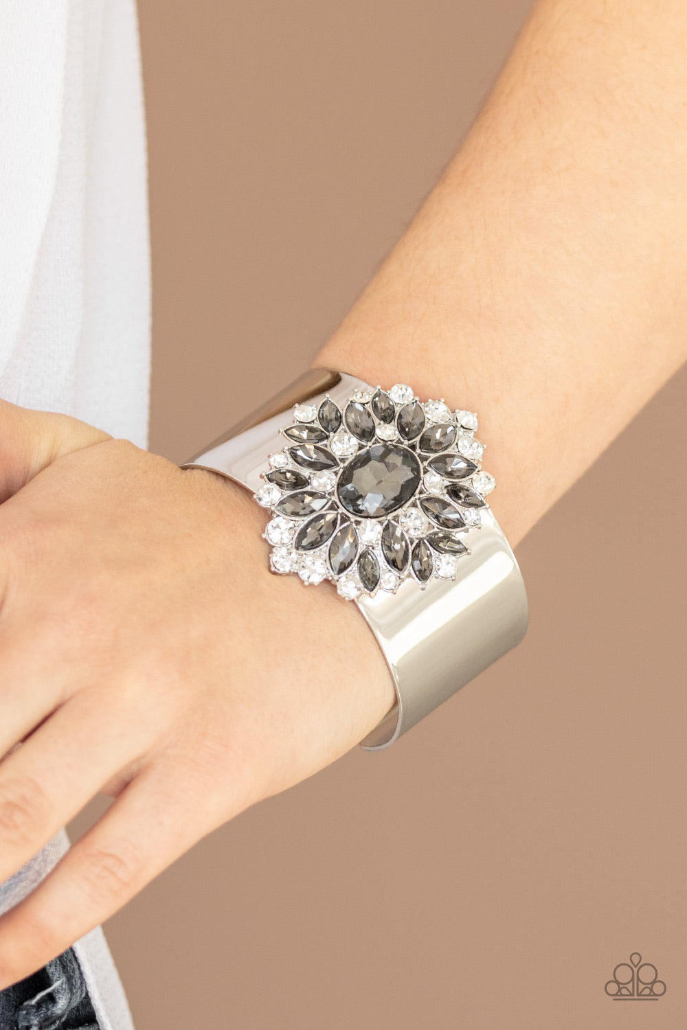 Paparazzi Accessories ✽ The Fashionmonger - Silver Bracelet✽Flat Rate Ship $4.50✽