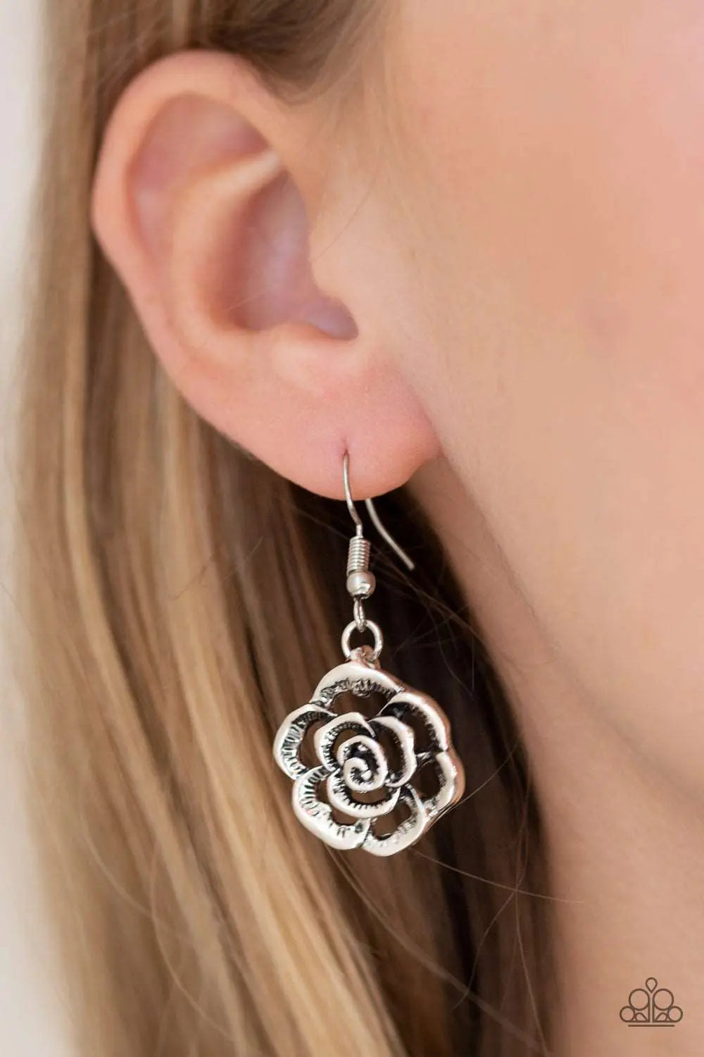 Paparazzi Accessories ✽ Beautifully In Bloom - Silver Necklace✽Flat Rate Ship $4.50✽