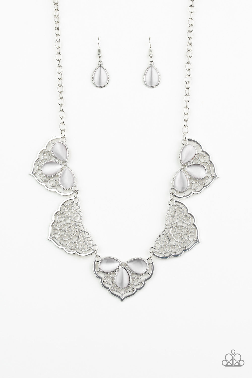 brought✽to✽you✽by✽blingflingbykat✽east-coast-essence-white-necklace✽paparazzi-accessories