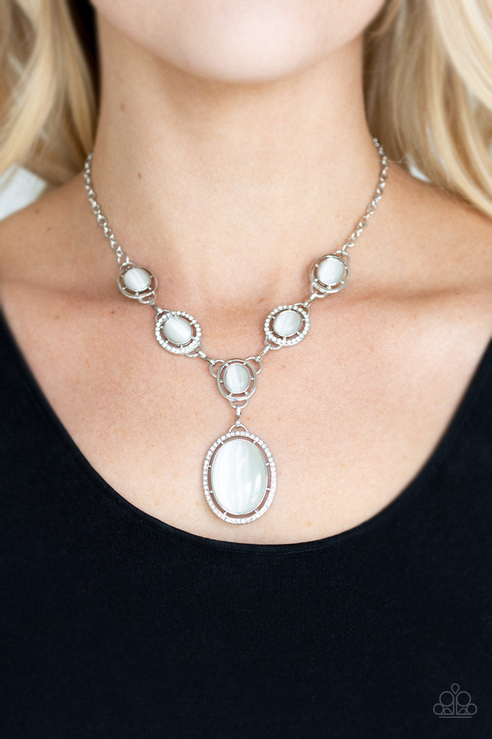 Paparazzi Accessories ✽ Metro Medallion - White Necklace✽Flat Rate Ship $4.50✽ - Blingflingbykat 