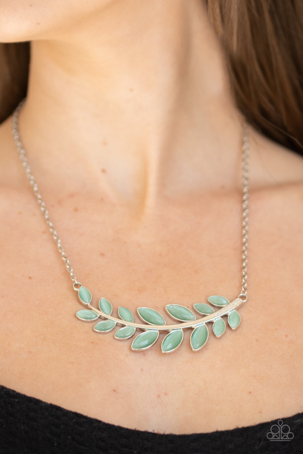 Paparazzi Accessories ✽ Frosted Foliage - Green Necklace✽Flat Rate Ship $4.50✽