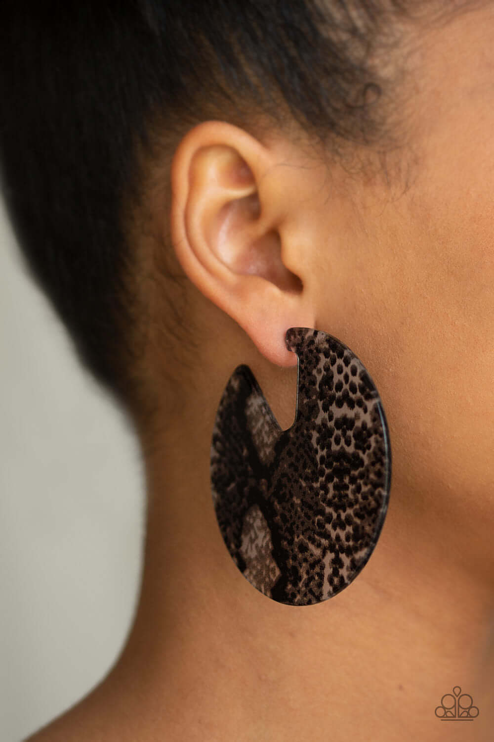 Paparazzi Accessories ✽ Hit Or HISS - Black Earrings✽Flat Rate Ship $4.50✽ - Image #2